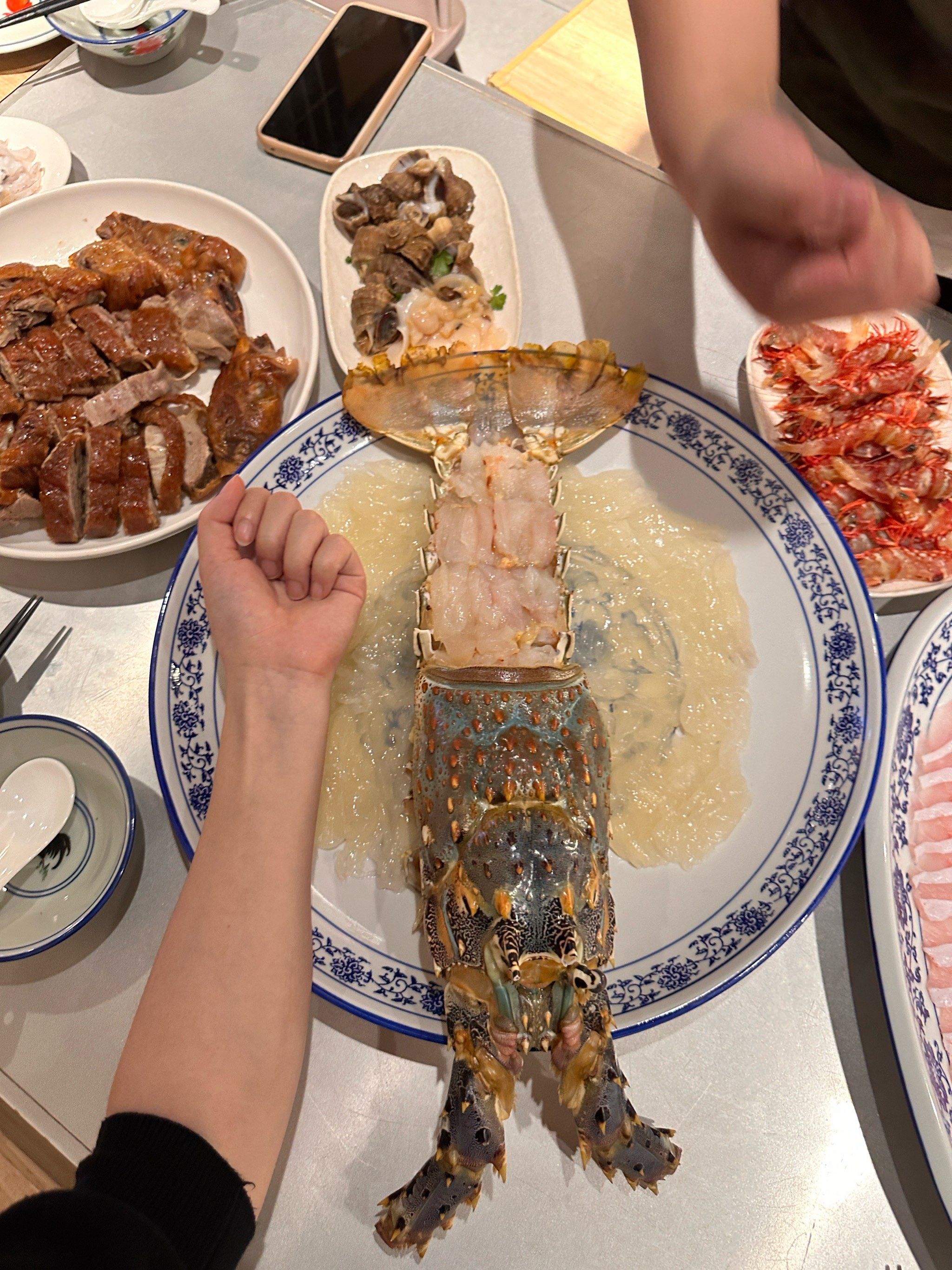 深圳吃到了最大的龙虾刺身