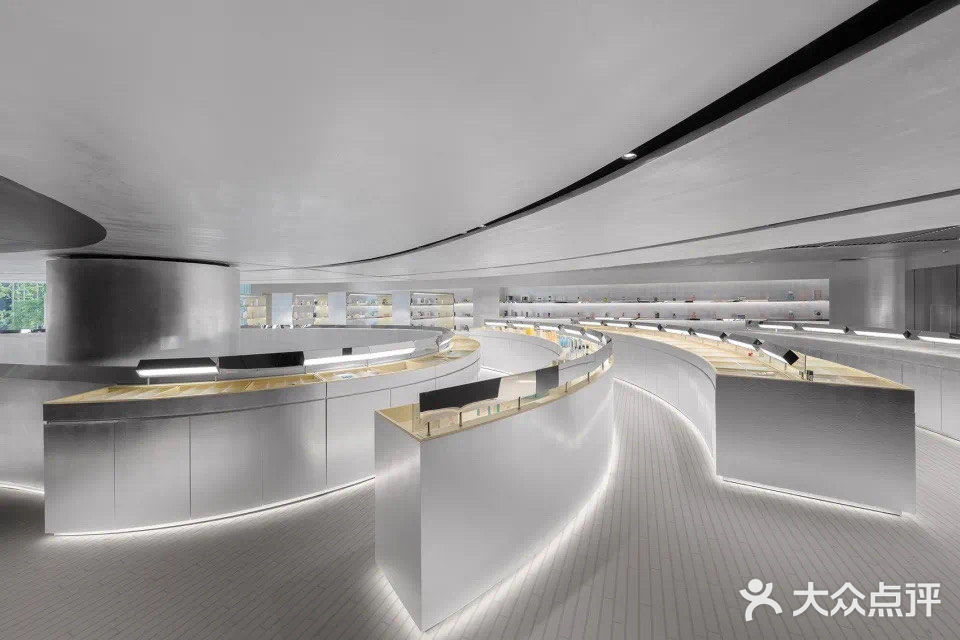 不被定义的诗意科幻美妆旗舰店