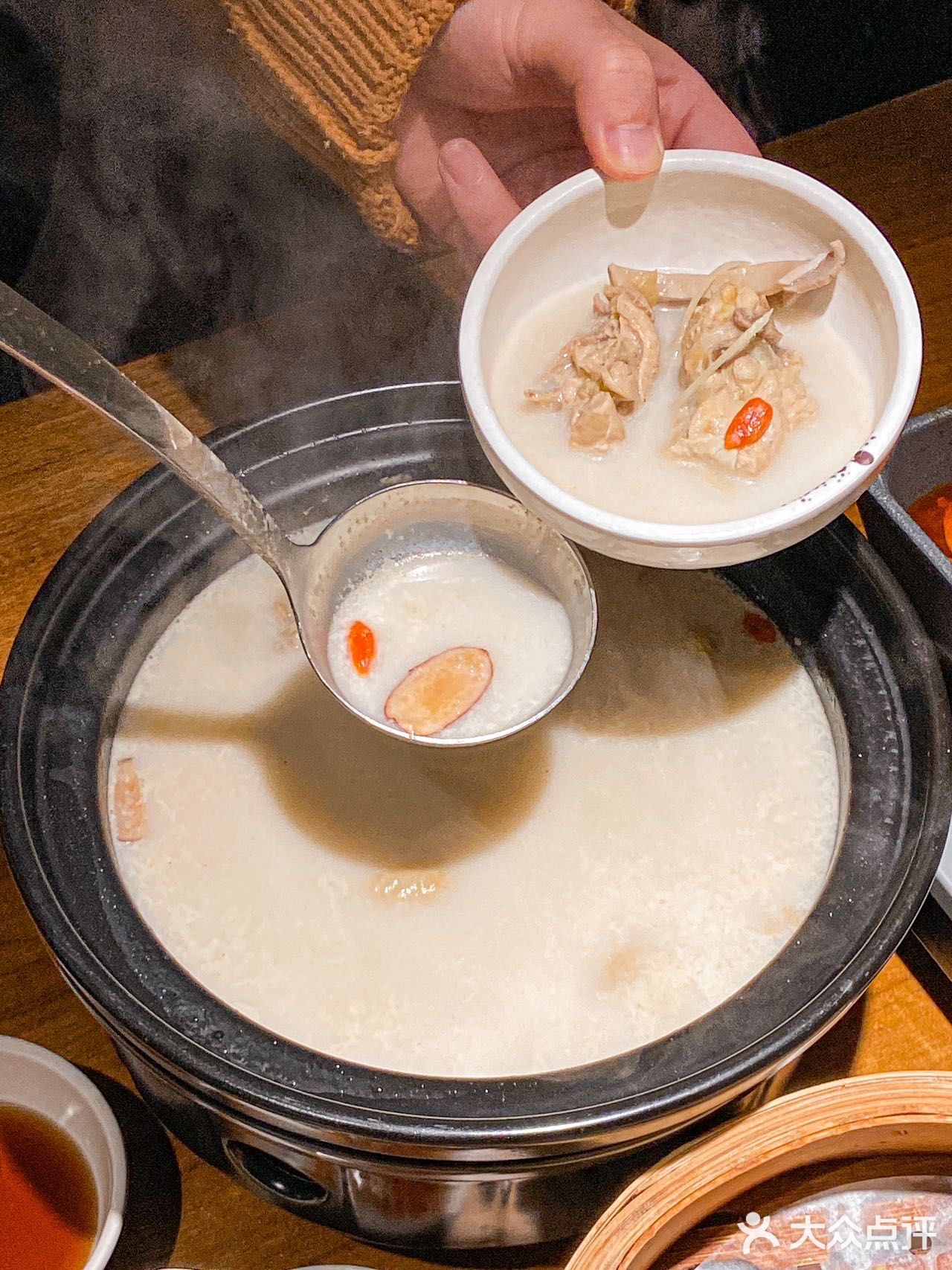 一口下去真的yyds！️火焰铁板烤鲈鱼 鱼超大一份！