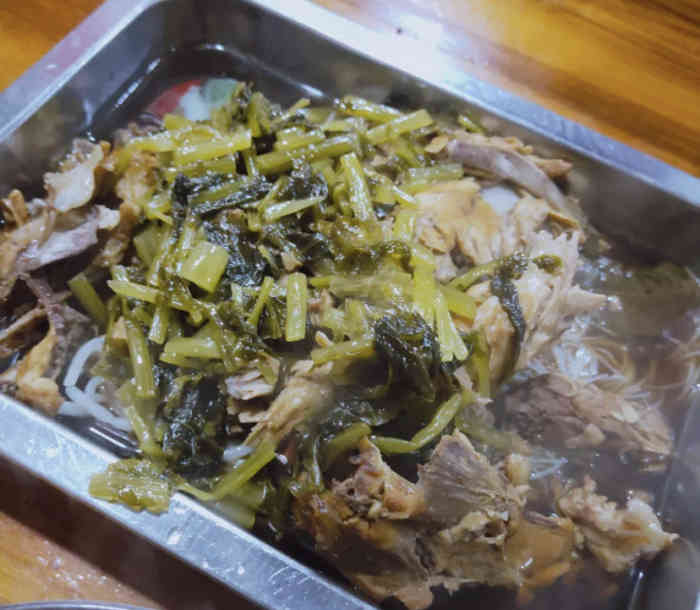 不用费力就可以吃到肉;粉丝浸透了肉汁的鲜香,再配着爽口的酸菜,是