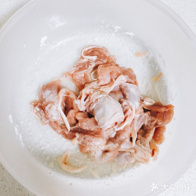 拌上糖、醋、酱油、蒜末、白芝麻、小葱、香菜、芝麻油