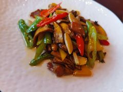 彩椒诺邓火腿炒见手青-滇野云南野生菌餐厅(陕西南路店)