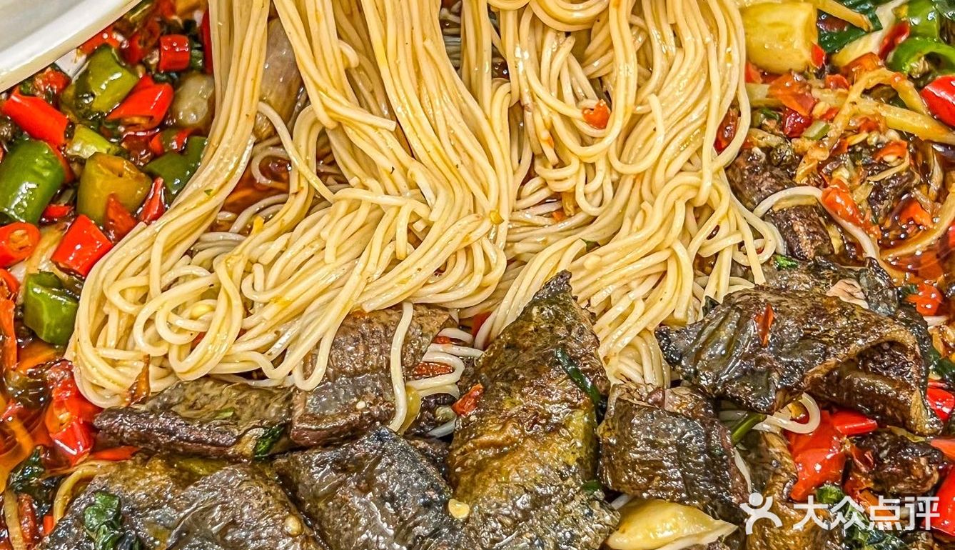 成都坠地道的自贡江湖菜‼️爆浆鱼蛋面好吃哭