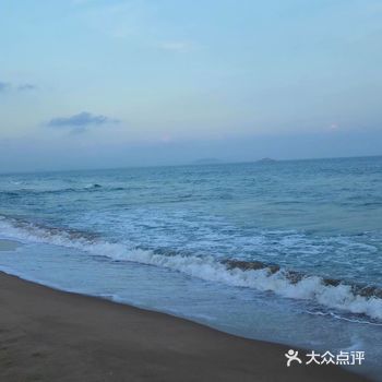 午饭后去了亚龙湾，沙滩上游客密密麻麻，远远望去