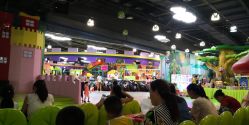 点击看大图 -维佳童话镇演出现场(徐东店)