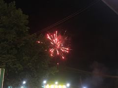 门口看出来刚好有烟花-好地方农庄