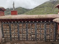 -比如骷髅墙景区