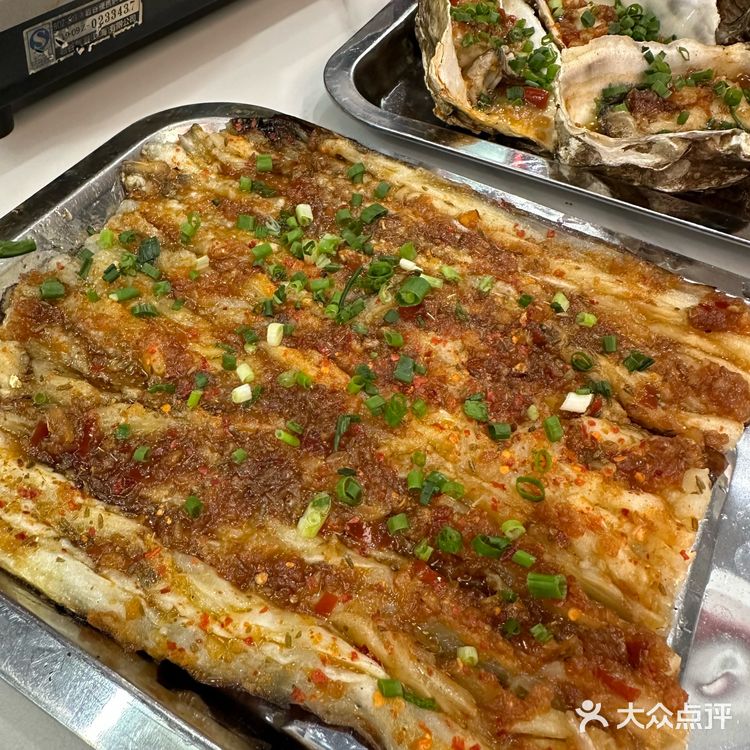 据说,这些母蟹都是经过严格筛选的新鲜蟹子,口感鲜美