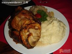 烤猪后肘配酸菜、土豆泥-申德勒加油站餐厅(三里屯北小街店)