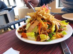 鸡肉色拉三明治配杏仁及葡萄干-WOLFGANG PUCK KITCHEN & BAR(迪士尼小镇店)
