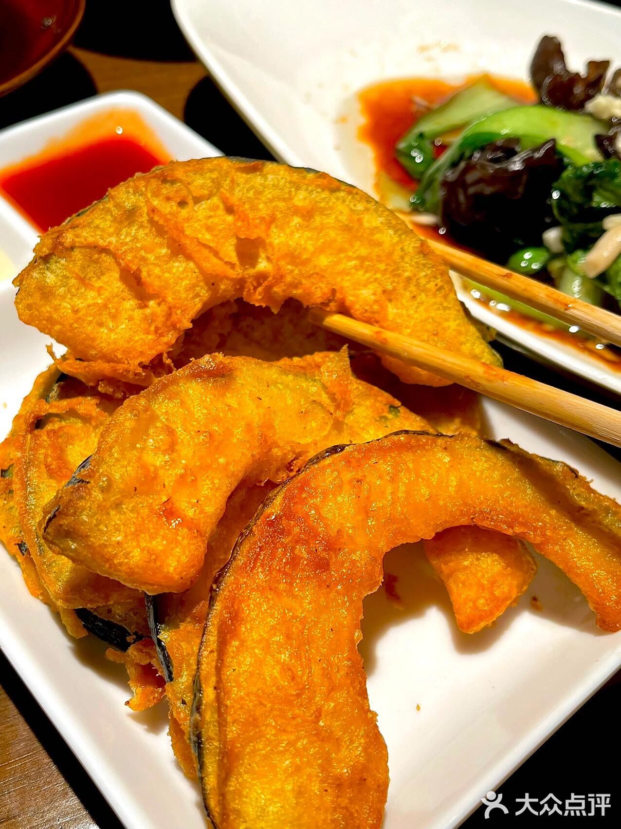 三鲜汤：满满的一大盆，虾仁、肉圆、鱼圆和各式蔬菜