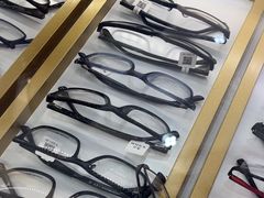 -美式眼镜·授权蔡司.依视路.尼康.豪雅.明月(人民广场店)
