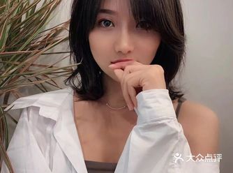 很多短发妹子说起烫头发，大部分都会选择内扣，減龄可