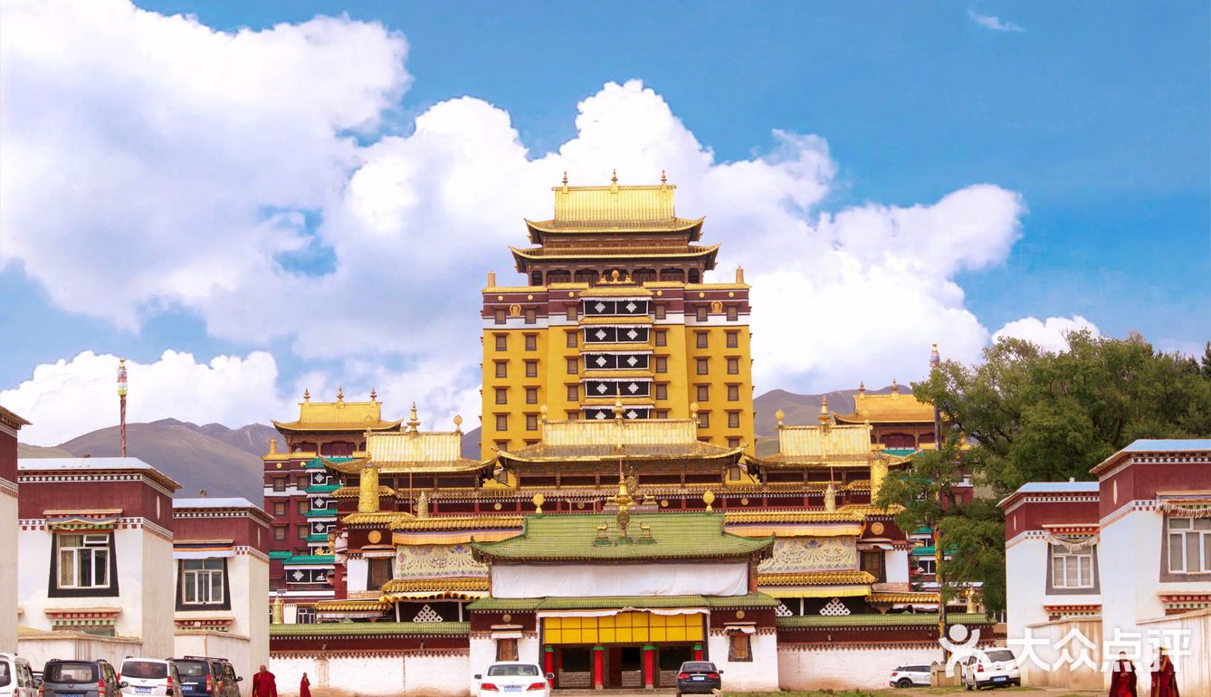 一座高大华丽建筑的寺庙