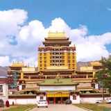 一座高大华丽建筑的寺庙