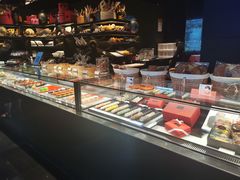 面包甜点陈列柜-Salon de The de Joel Robuchon(外滩18号店)