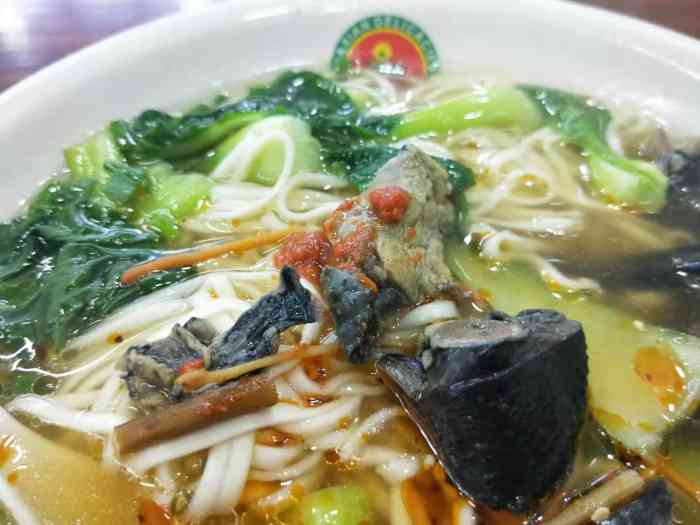 很久没吃沙县小吃了.就点了一碗乌鸡面.