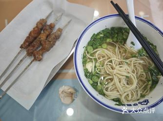 西部一方丝路美食兰州牛肉面和羊肉串好吃