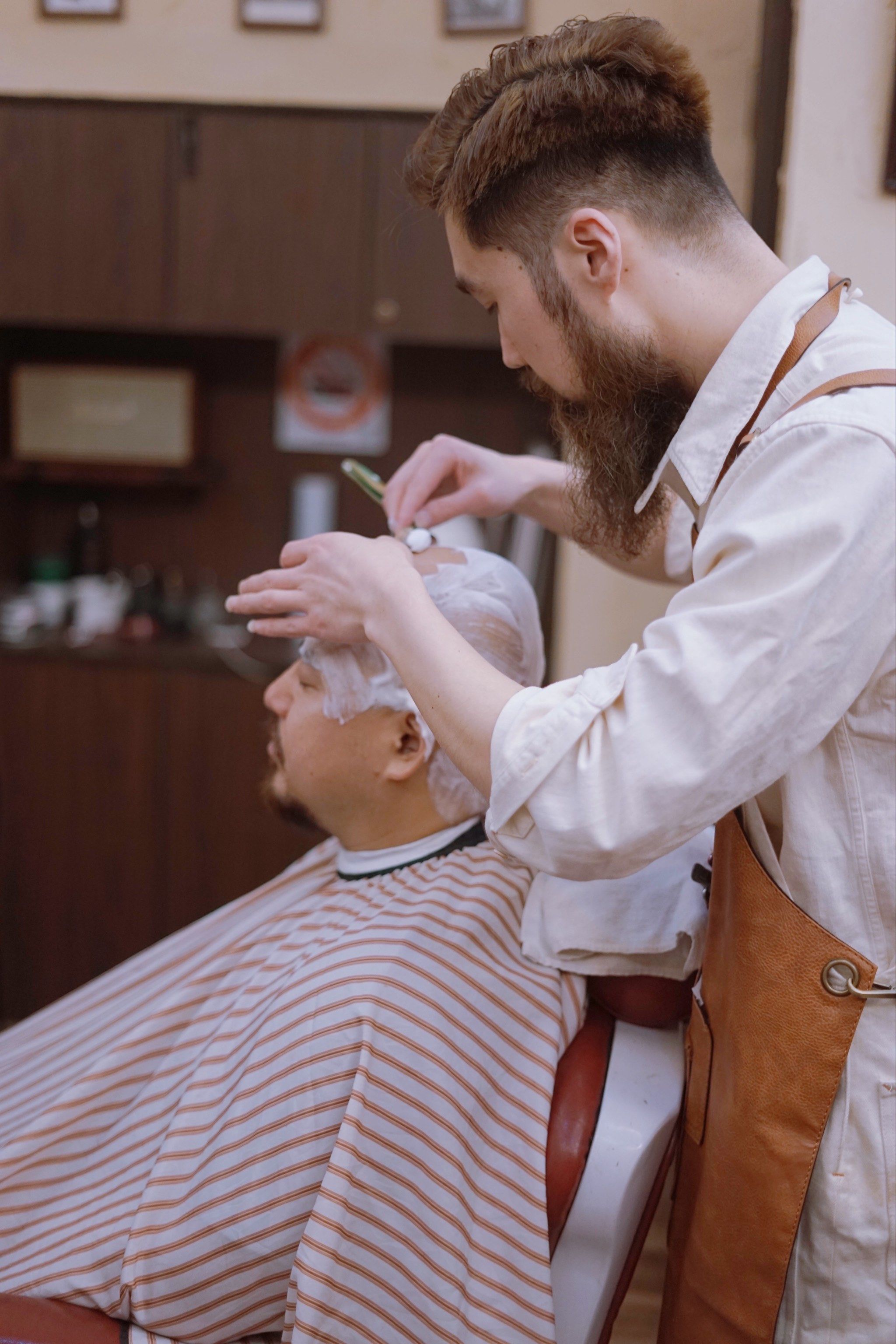 男士修面和剃光头👨‍🦲理发师手法高超刮的很亮舒服