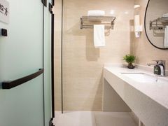 -荷逸唐电竞酒店(上海惠南地铁站店)