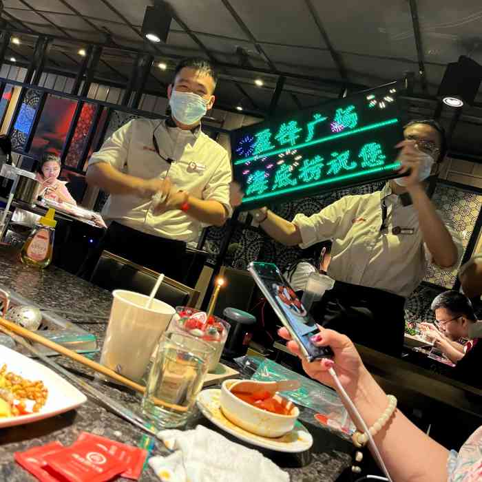 海底捞火锅(盈锋广场分店)-"盈峰店的海底捞,周五中午用餐人不多,不用