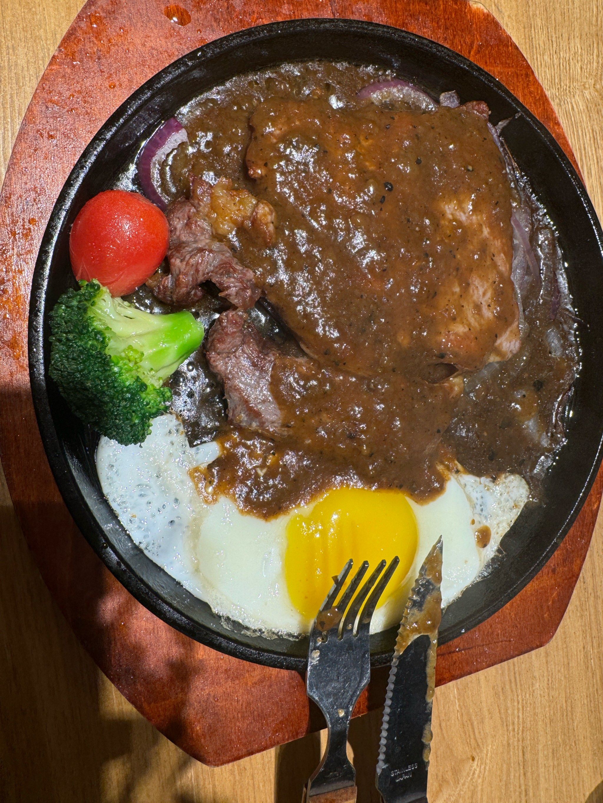 锡兴记的铁板牛排饭 米饭和汤不限量供应 牛排很好吃