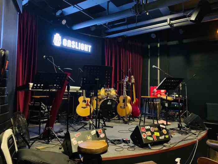 煤气灯livehouse-"环境:很简单温暖的有态度的酒吧. 服.