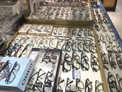 -美式眼镜·授权蔡司.依视路.尼康.豪雅.明月(人民广场店)