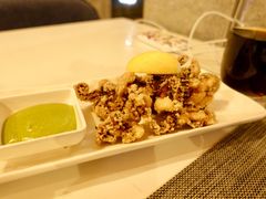 香酥鱿鱼圈配香草蛋黄酱-WOLFGANG PUCK KITCHEN & BAR(迪士尼小镇店)