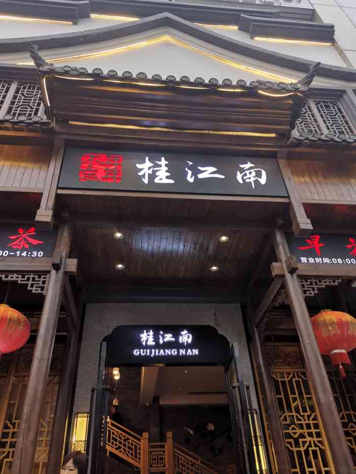 环境靠近路边有停车位可以免费停车3小时室内装修有特色