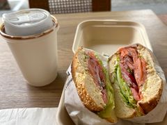 烟熏三文鱼贝果-HOLY BAGEL(苏河店)