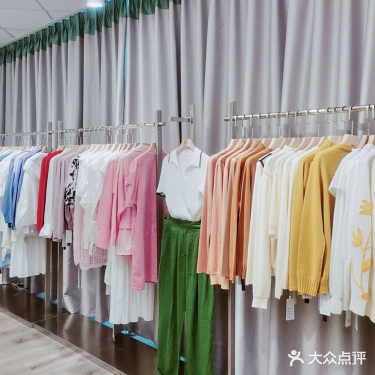 一买衣服就来他们家 每次在他们家都能省个小几千 [礼花]