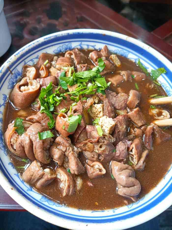 缸瓦市卤煮火烧(北洼路店)-"范家小馆旁边一家很小的店,应该是很有名