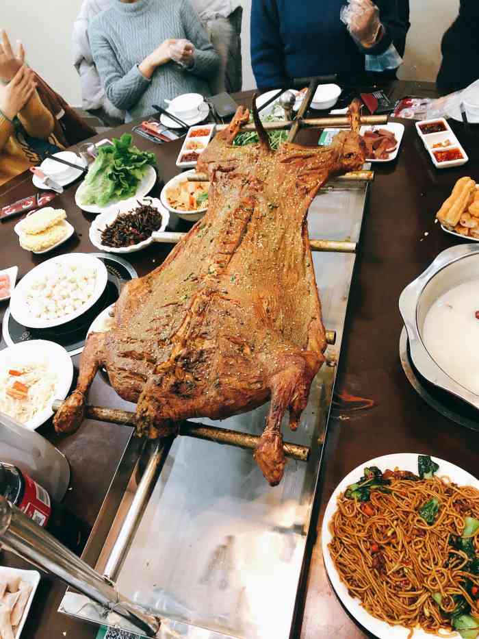 川蒙烤全羊(京东大道店)-"部门聚餐,超拉风的一群饿鬼杀过去,那个远.