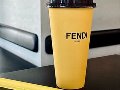 FENDI喜悦黄-喜茶(上海北外滩来福士店)