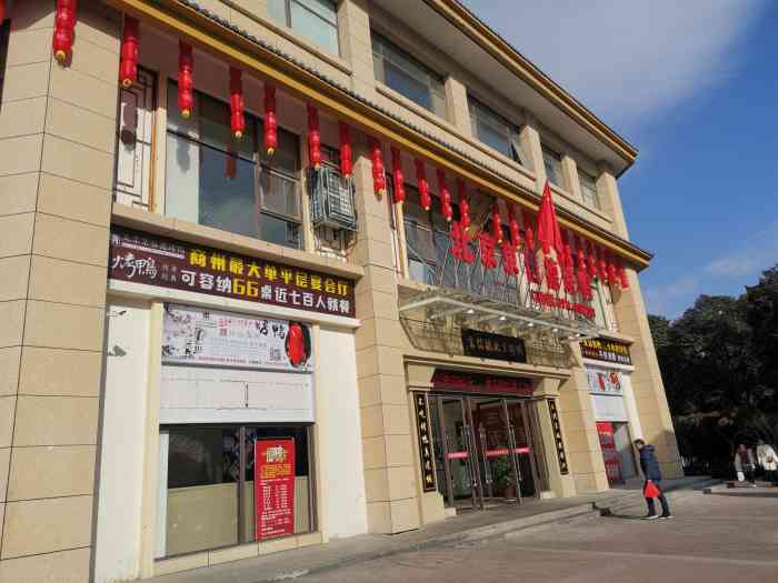 京信德北京烤鸭现在是高端大气上挡次,这家原位于商州区望江楼附近的