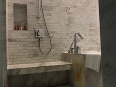-上海滴水湖皇冠假日酒店