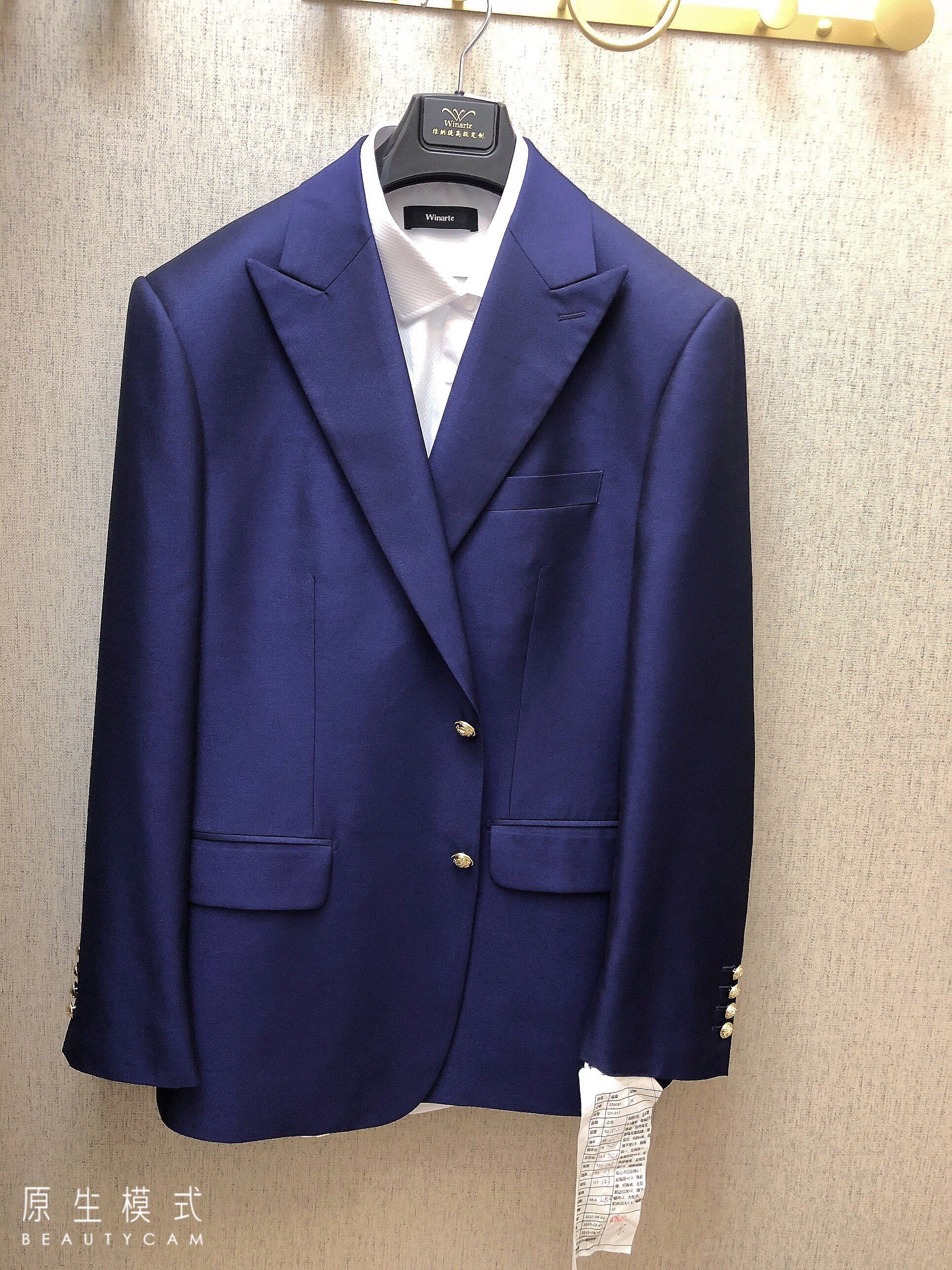 n时至今日,"皇家蓝"也还是英国皇室象征性的颜色,
也是伊莉莎白