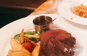 Grilled Filet Mignon with Black Pepper Sauce