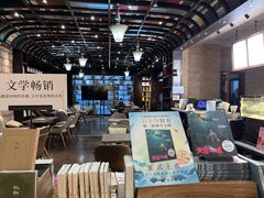 -钟书阁(松江泰晤士小镇店)