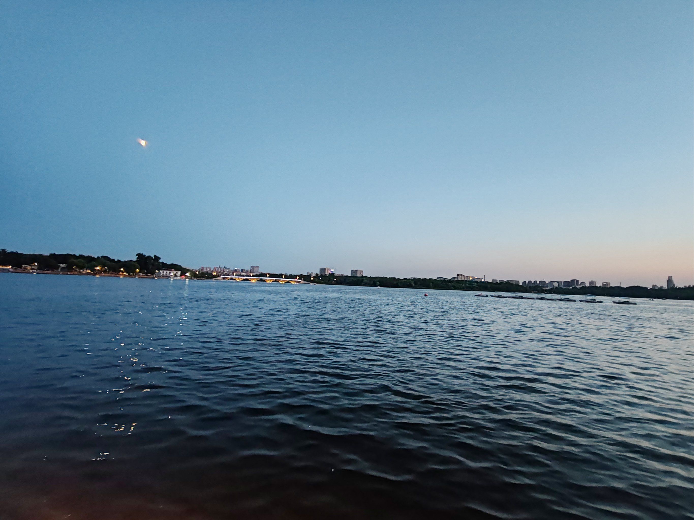 金沙滩是一个供游客休闲戏水的大型沙滩场所