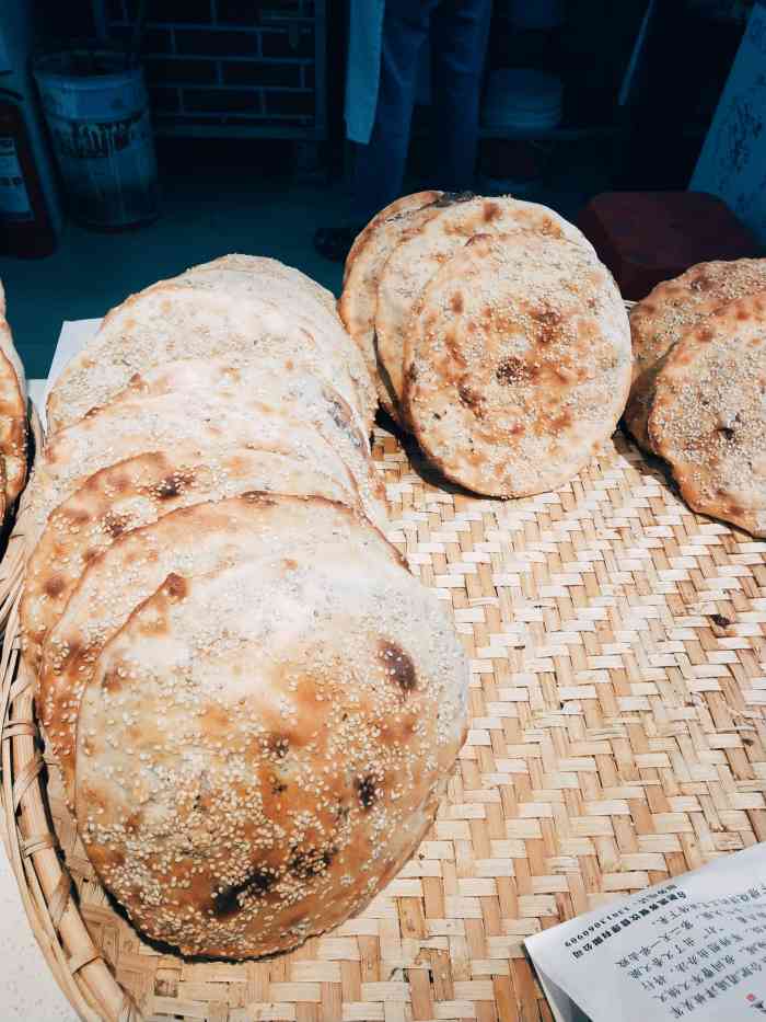 下塘集烧饼标配泥陶炉灶猪肉馅儿牛肉馅儿又大又圆的个头撒上一层的白