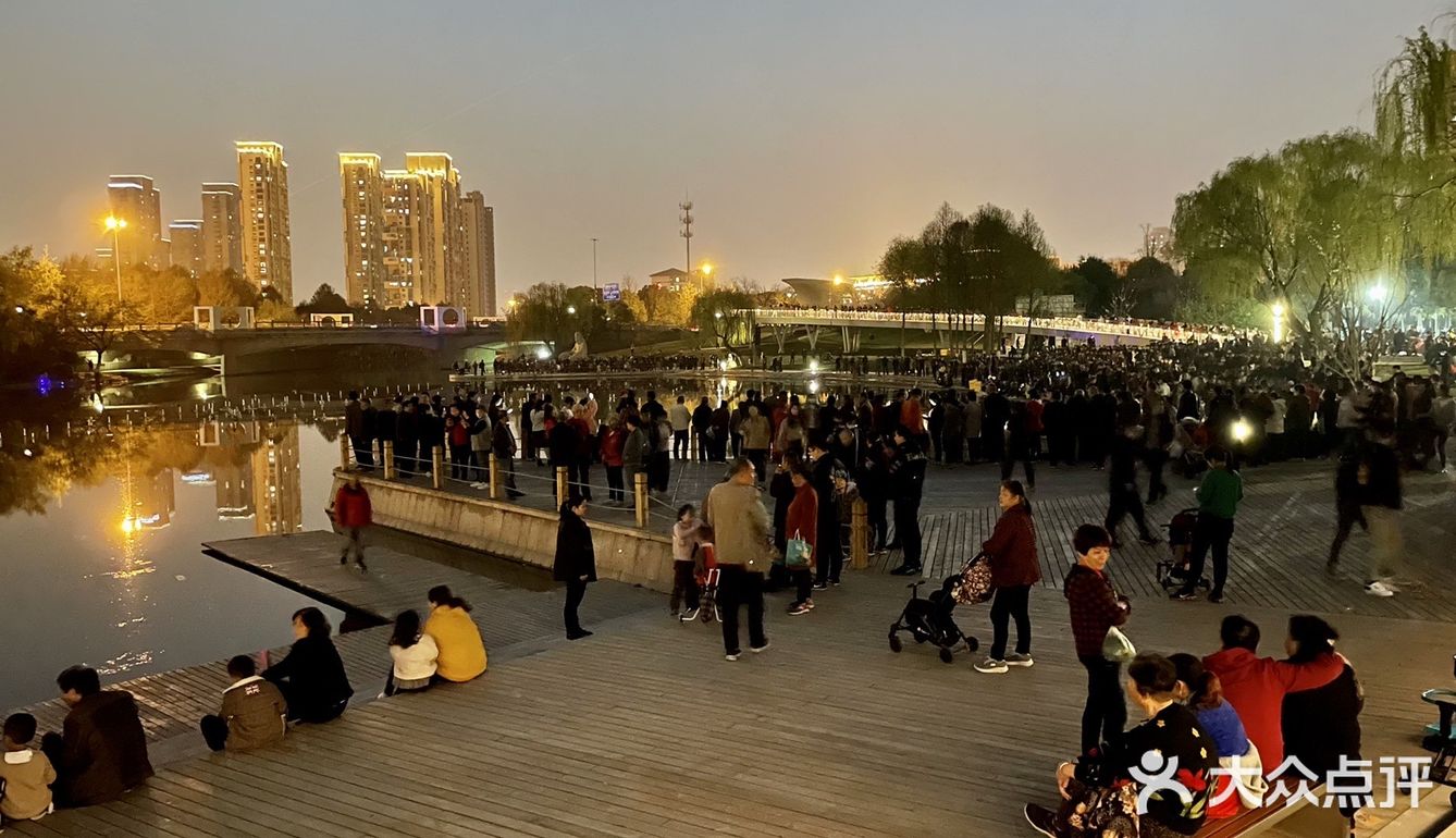 乌丫丫全是人 等喷泉️  喷  改建了 越弄越好了