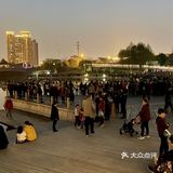 乌丫丫全是人 等喷泉️  喷  改建了 越弄越好了