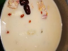 -洪氏嗨捞·广东猪肚鸡·椰子鸡火锅(西咸万象城店)
