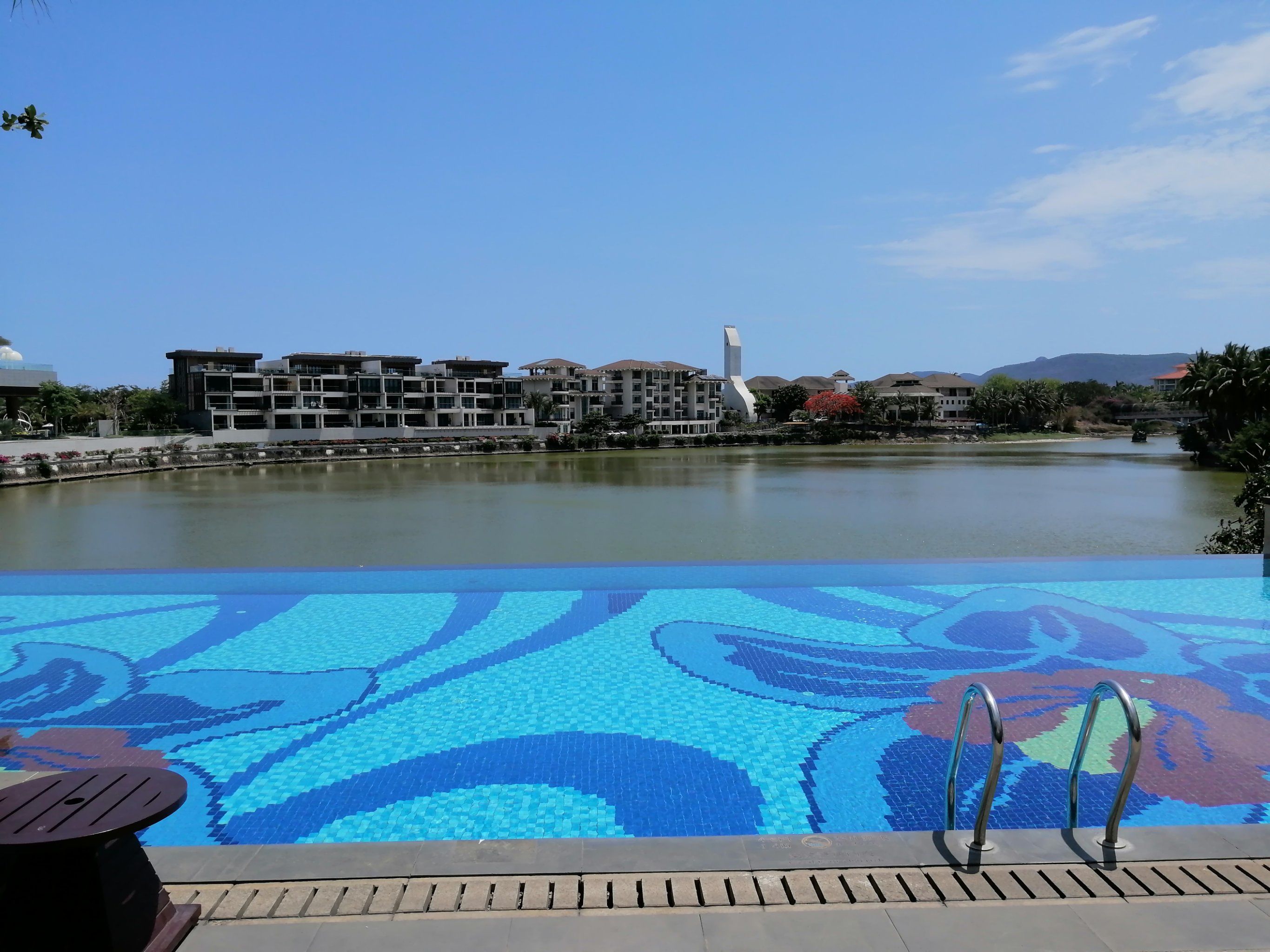 无边泳池的悠闲午后