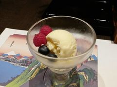 工作人員奉送雪糕-天悠五樓餐廳