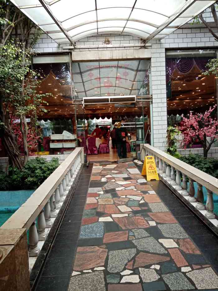 要是交62方便,近地铁1号线花地湾地铁站c79口.