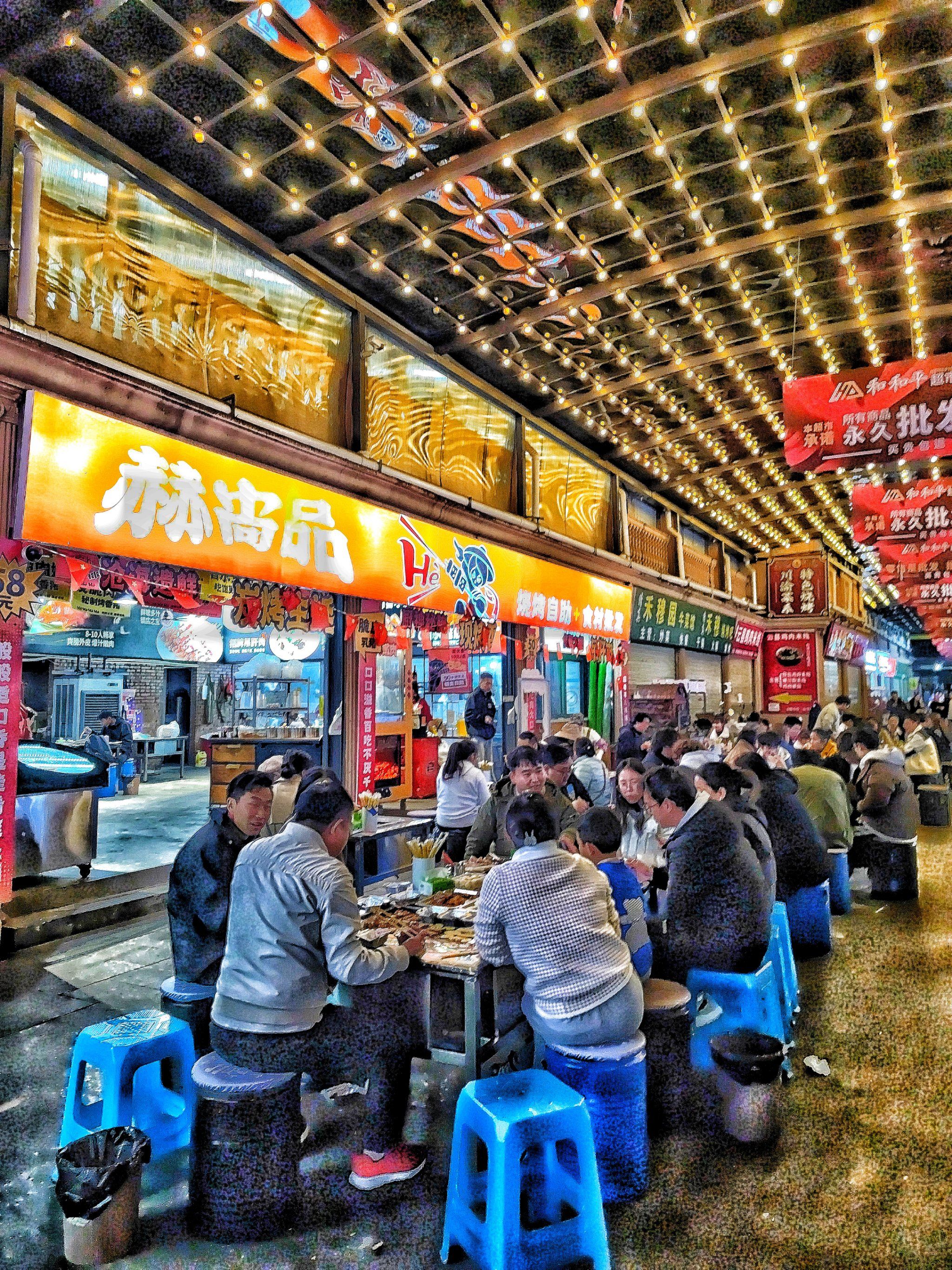 昆明菜市场里!这家自助烧烤座无虚席!