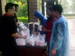 倾盆大雨，海底捞五店员工仍准时准点上门送豆浆，感激涕零-海底捞火锅(上元大街店)